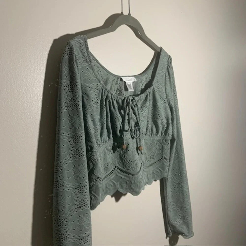Kirious  Sage Green Eyelet Crop Top – Boho Romantic Tie-Front Long Sleeve EUC